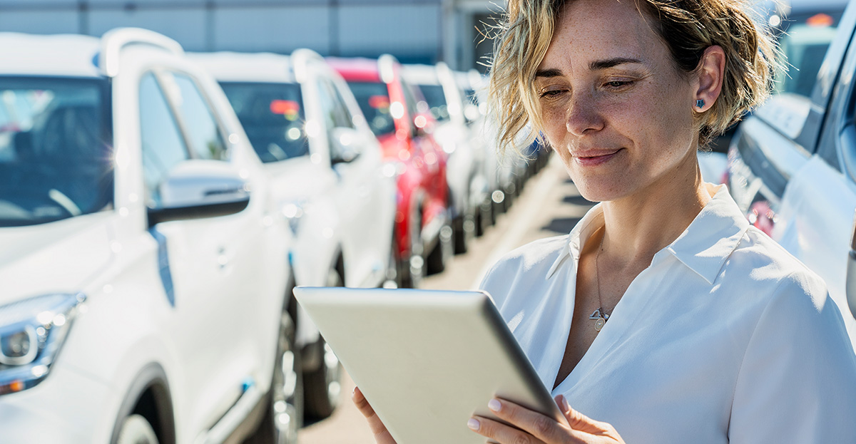 image-of-dealer-evaluating-ev-inventory